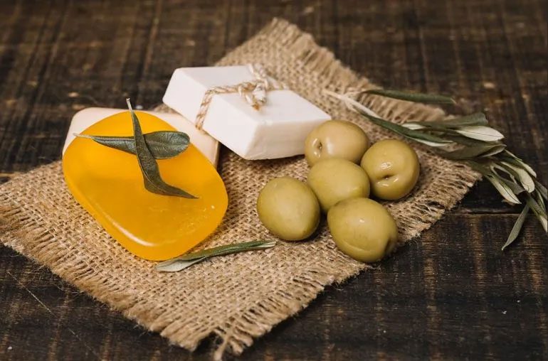 Benefici e danni del sapone all'olio d'oliva per i capelli